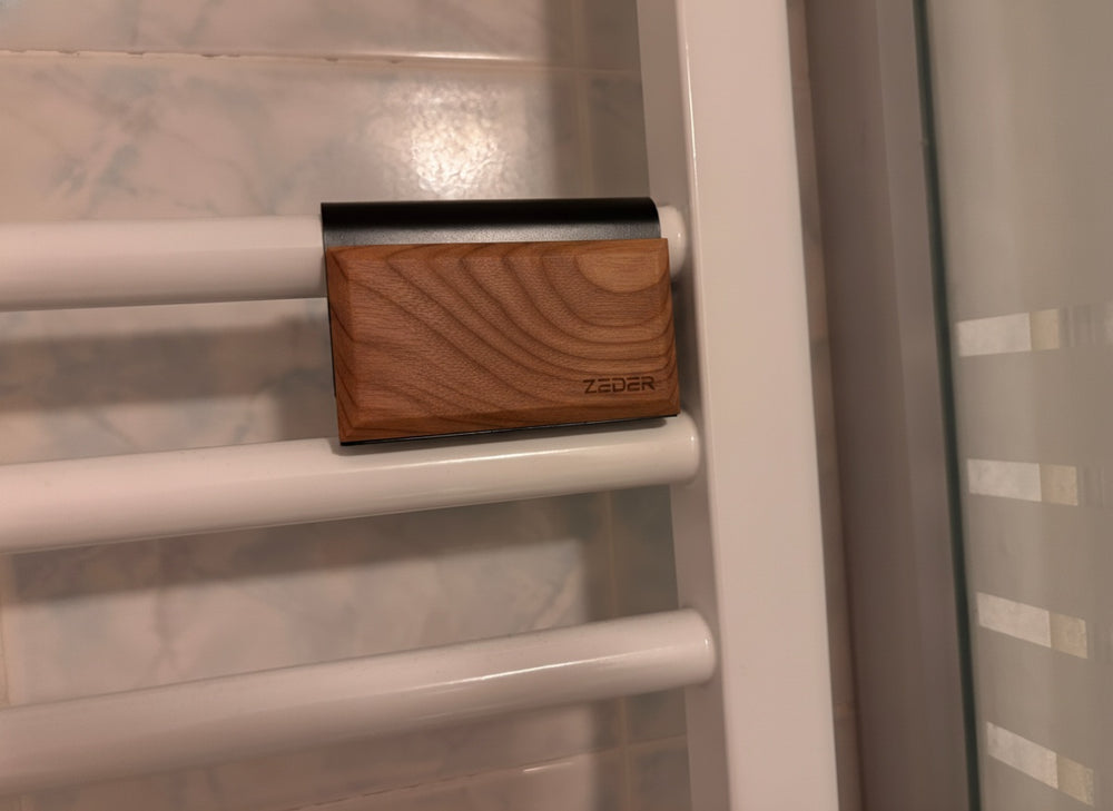 Klips banyoda havlupana takılı