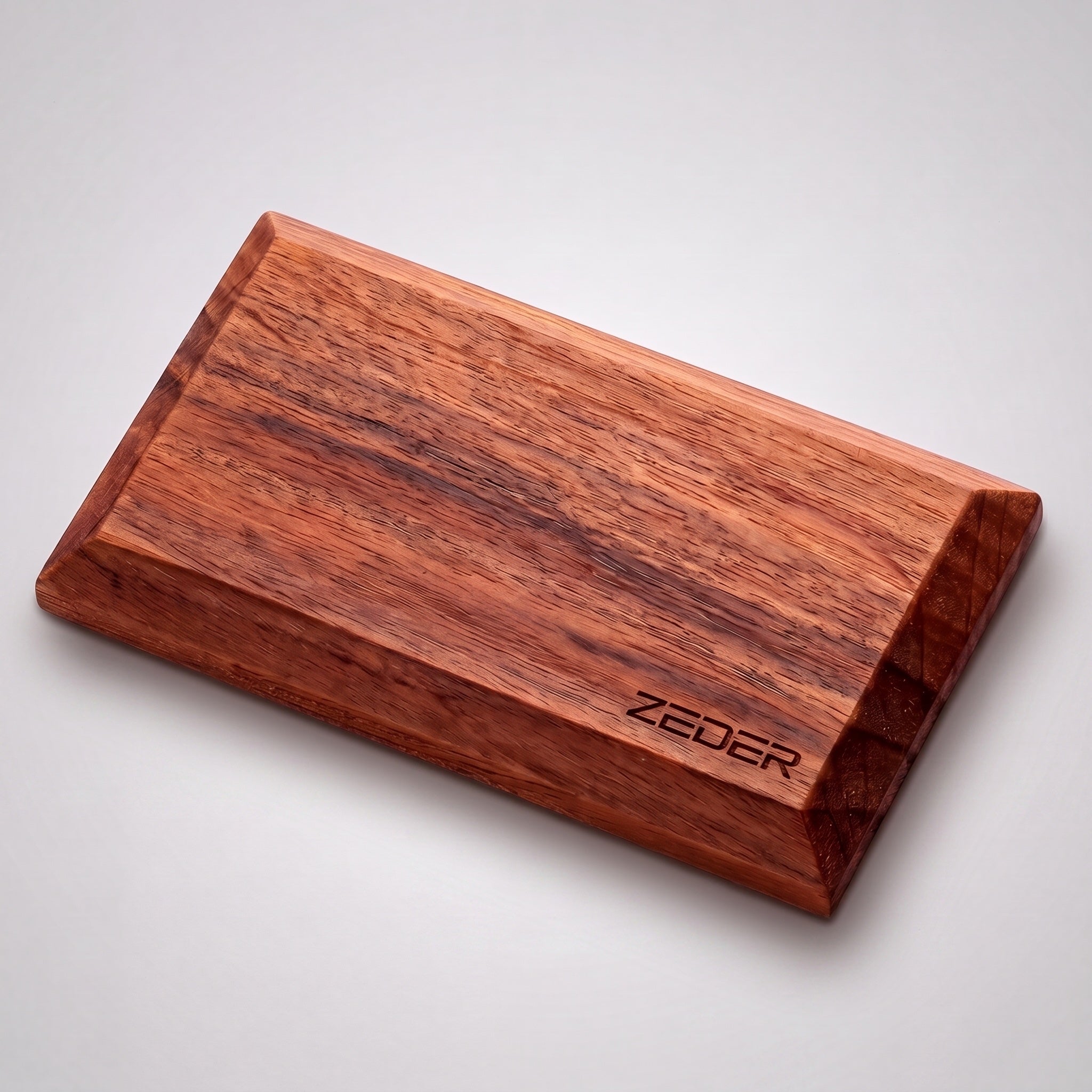 Masif ahşap koku tableti yakın çekim — doku ve ZEDER gravürü